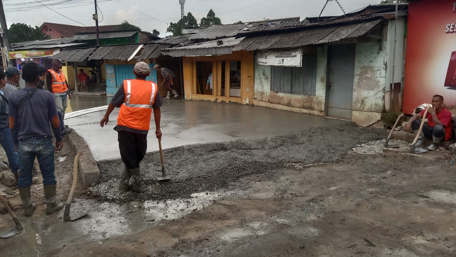 Warga Dayeuhkolot Apresiasi Bupati Bandung atas Pengecoran dan Peninggian Jalan Sukabirus