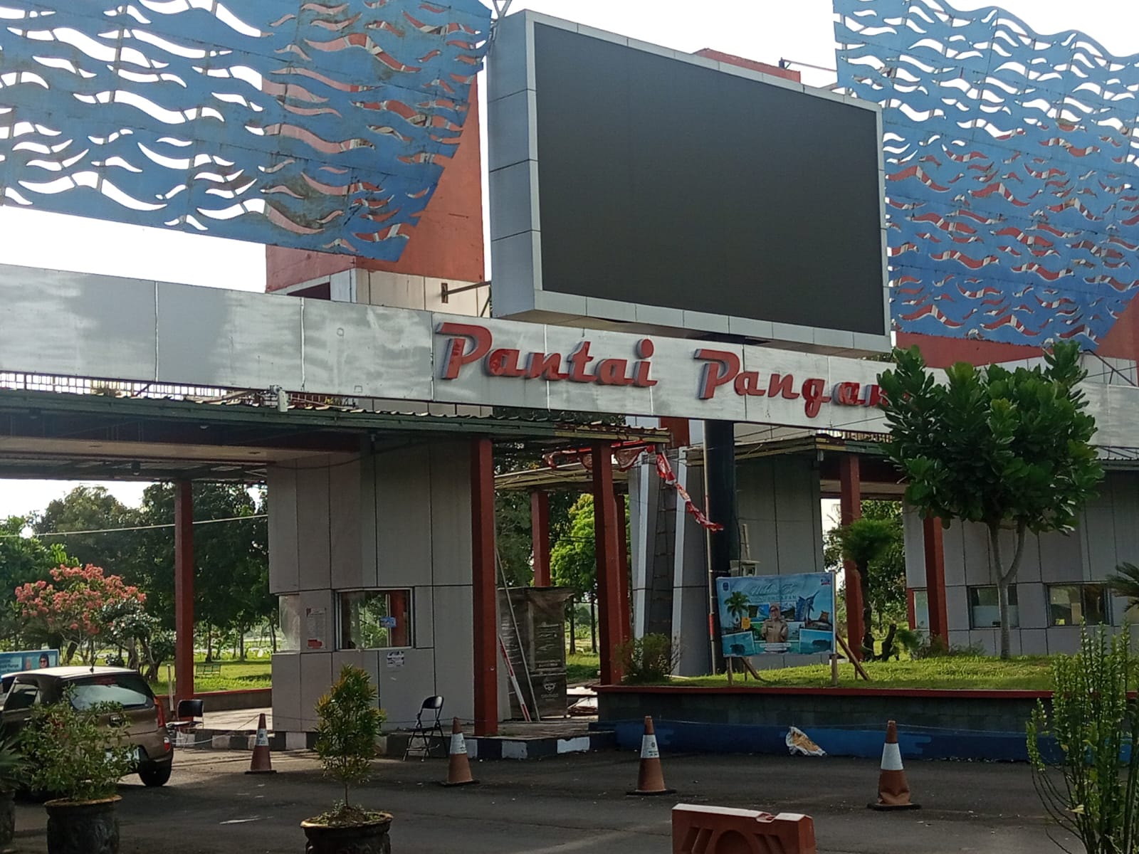 Banner Penyitaan Videotron di pintu masuk  Pantai Pangandaran Tak Terlihat, Disparbud Mengaku Belum Mengetahui
