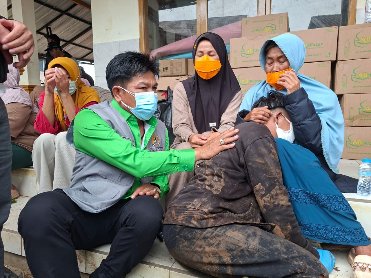 Anggota Komisi IX DPR RI Asep Romy Romaya Sambangi Korban Bencana Longsor Cisarua