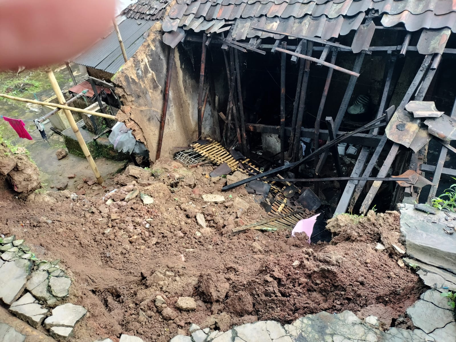 Dua Rumah Warga di Pasirjambu Tertimpa Longsor, Kerugian Capai Rp40 Juta