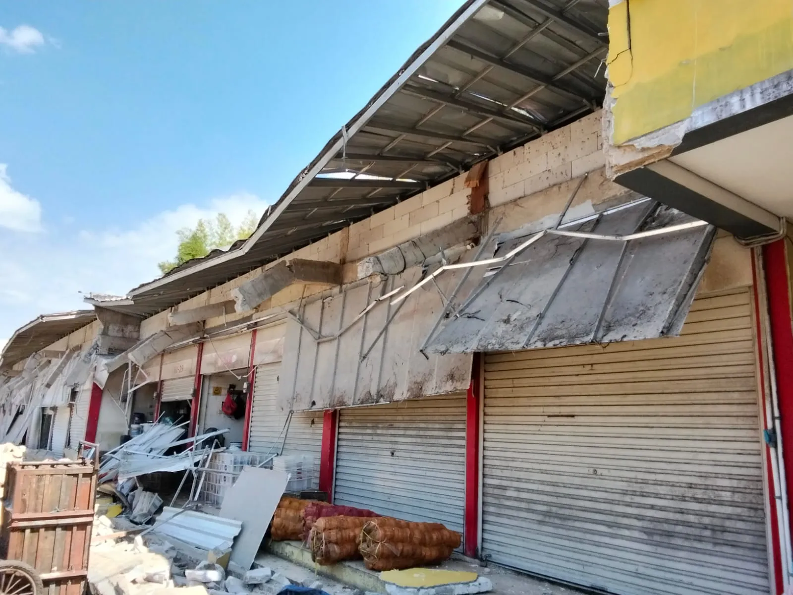 Tragedi Pasar Soreang: Belasan Kios Ambruk, 1 Tewas dan 3 Luka-Luka