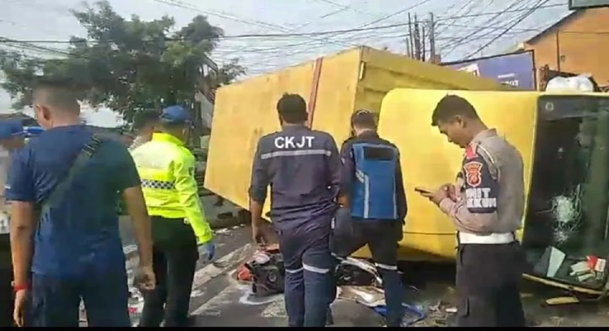 HOROR di Pagi Hari! Truk Boks Tiba-Tiba Terguling, 2 Wanita Tewas Mengenaskan