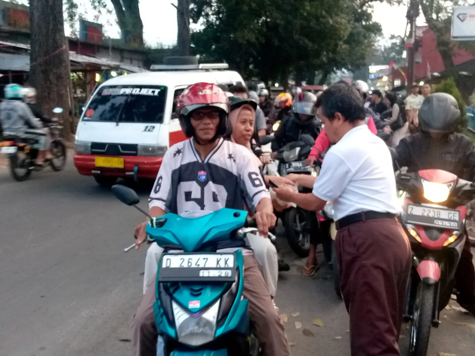 Menjemput Berkah Ramadan, Laskar Prabowo 08 Karangpawitan Berbagi di Jalanan