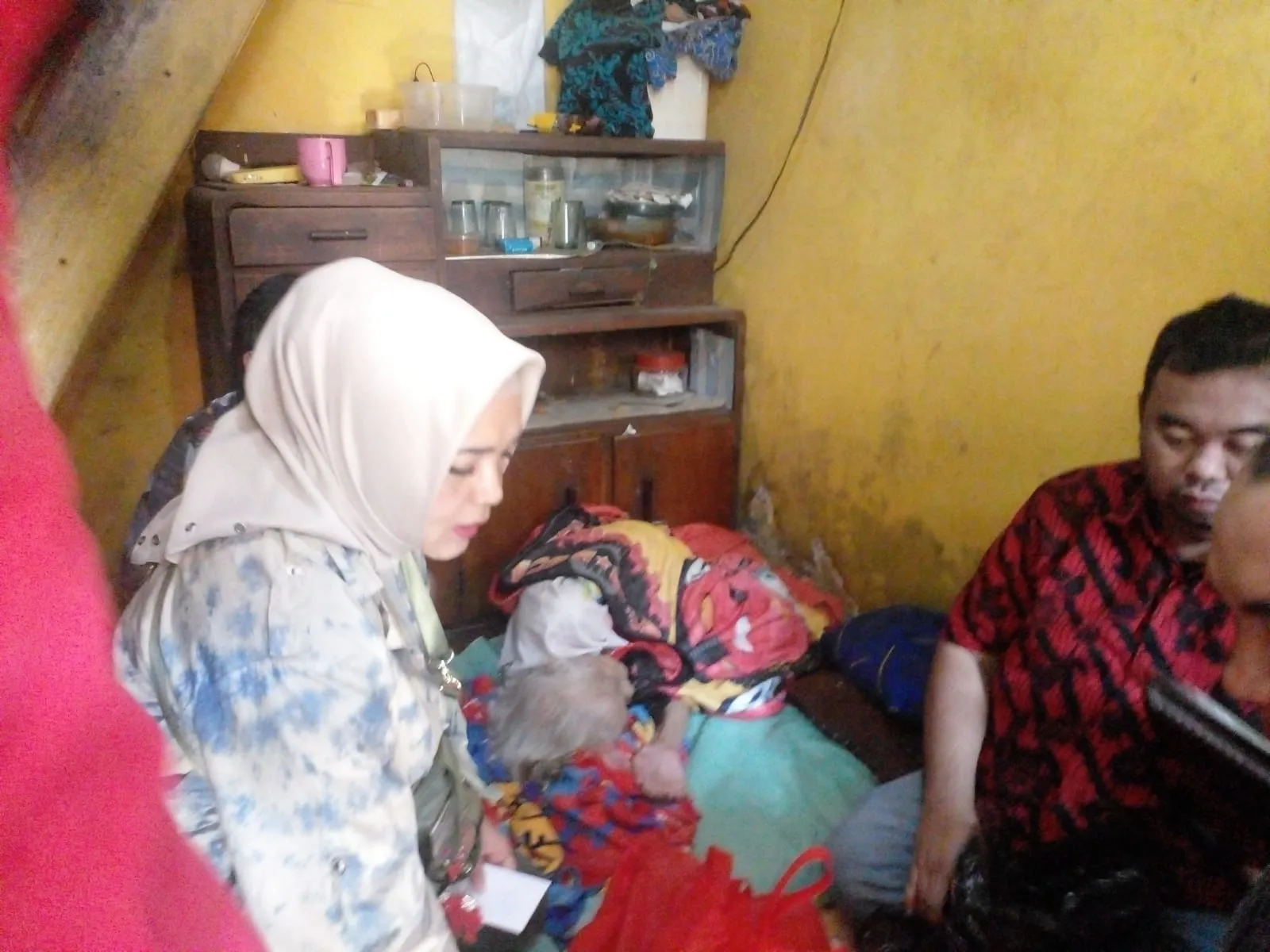 Anggota DPRD Garut Komisi IV Tengok Lansia di Kp.Tanjung Garut Kota