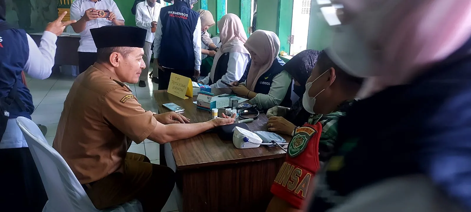 Ratusan Warga Karangpawitan Terima Bantuan Sosial dari STPL Bekasi