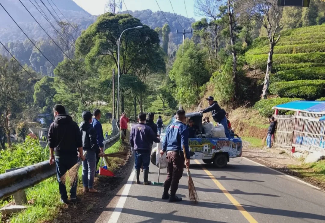 Pengelola Wisata Walini Gelar Aksi Bersih-Bersih Pasca Libur Idul Fitri 1447 H