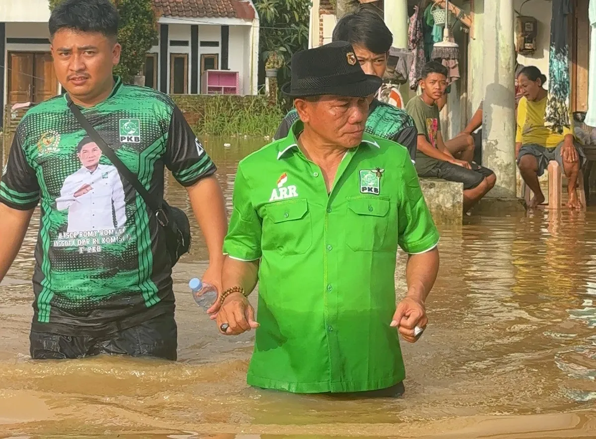 Bang Romy Turun ke Lokasi Banjir Bojongsoang, Salurkan Bantuan Langsung ke Warga Terdampak