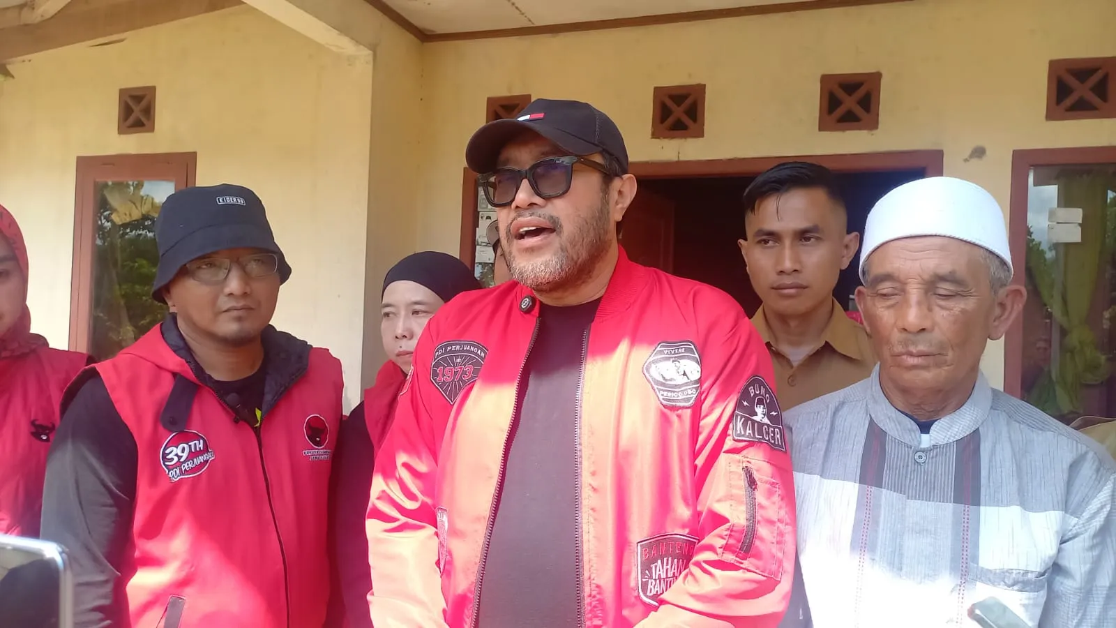 PDIP Jabar Temui dan Berikan Bantuan Korban Longsor Mekarahayu Sumedang