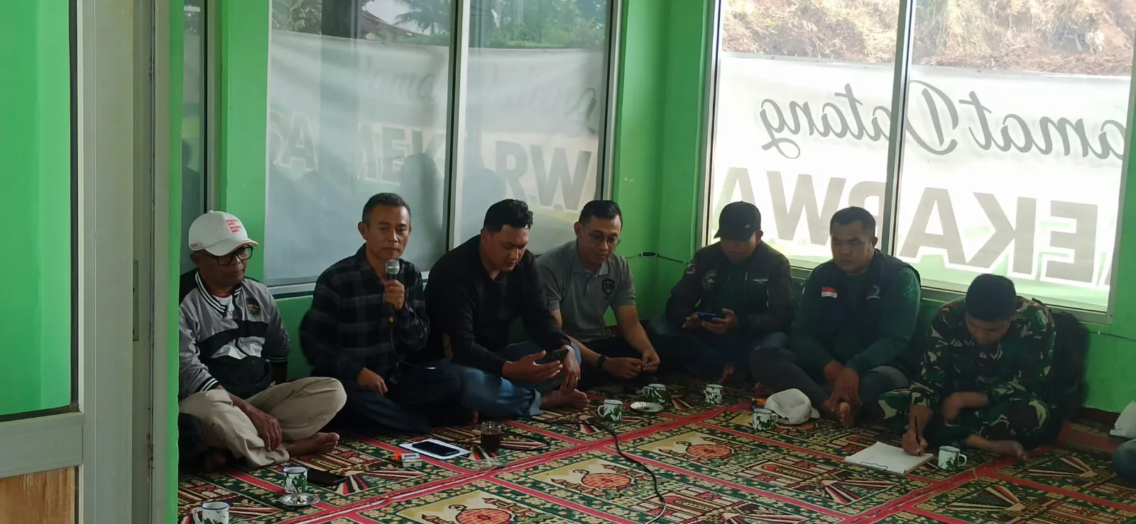 Bakti karya TNI Di Desa Mekarwangi Jadi Momentum Evaluasi dan Edukasi Warga, Pj Kades: “Ini Ujian Kepedulian Kita Bersama”