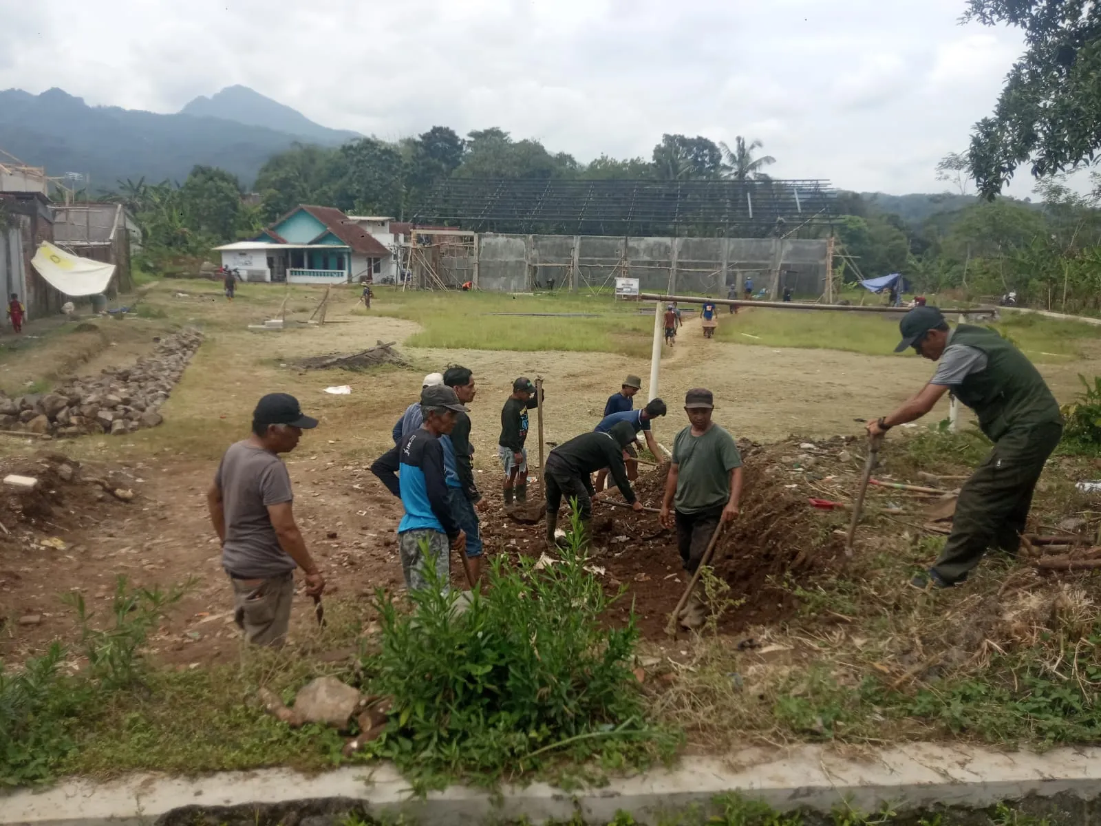 Pemdes Manggungjaya Laksanakan Padat Karya, Perluas Lapangan dan Jalan ke KDMP