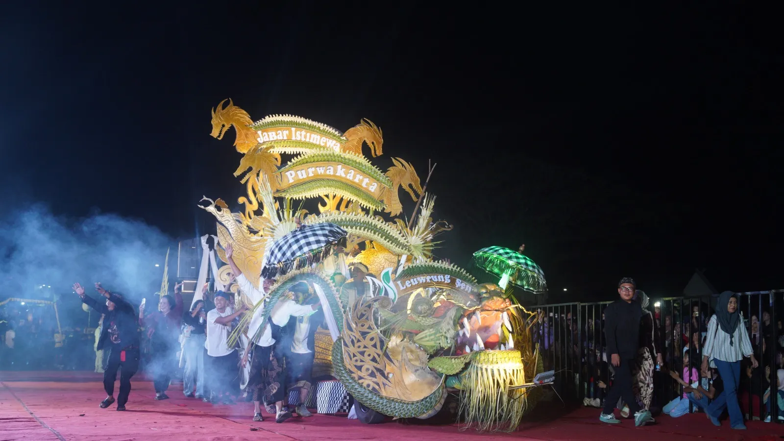 Ribuan Warga Tumpah Ruah, Saksikan Prosesi Kirab Budaya Tatar Sunda 