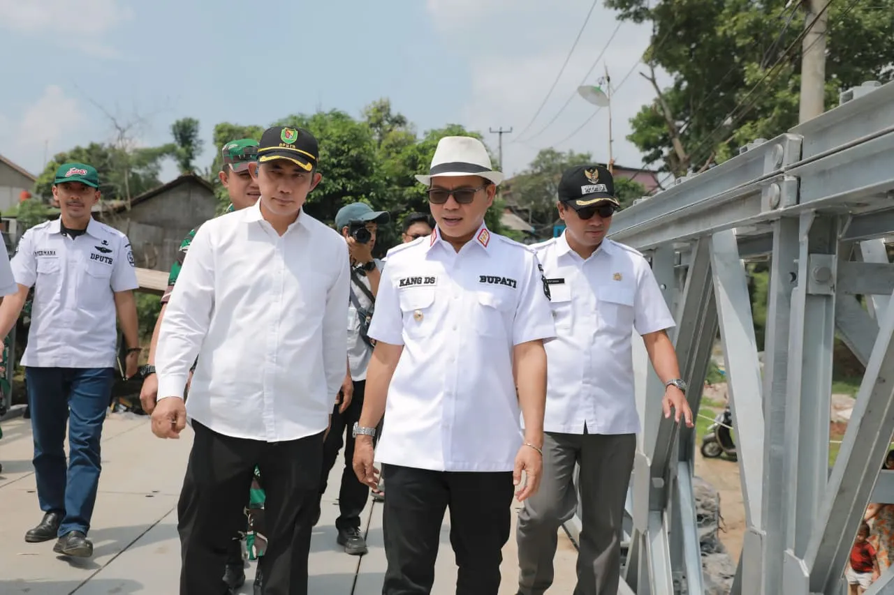 Bupati Bandung Tinjau Jembatan Bailey Radug, KDS: Sudah Bisa Dilewati Kendaraan Roda Empat dan Dua 