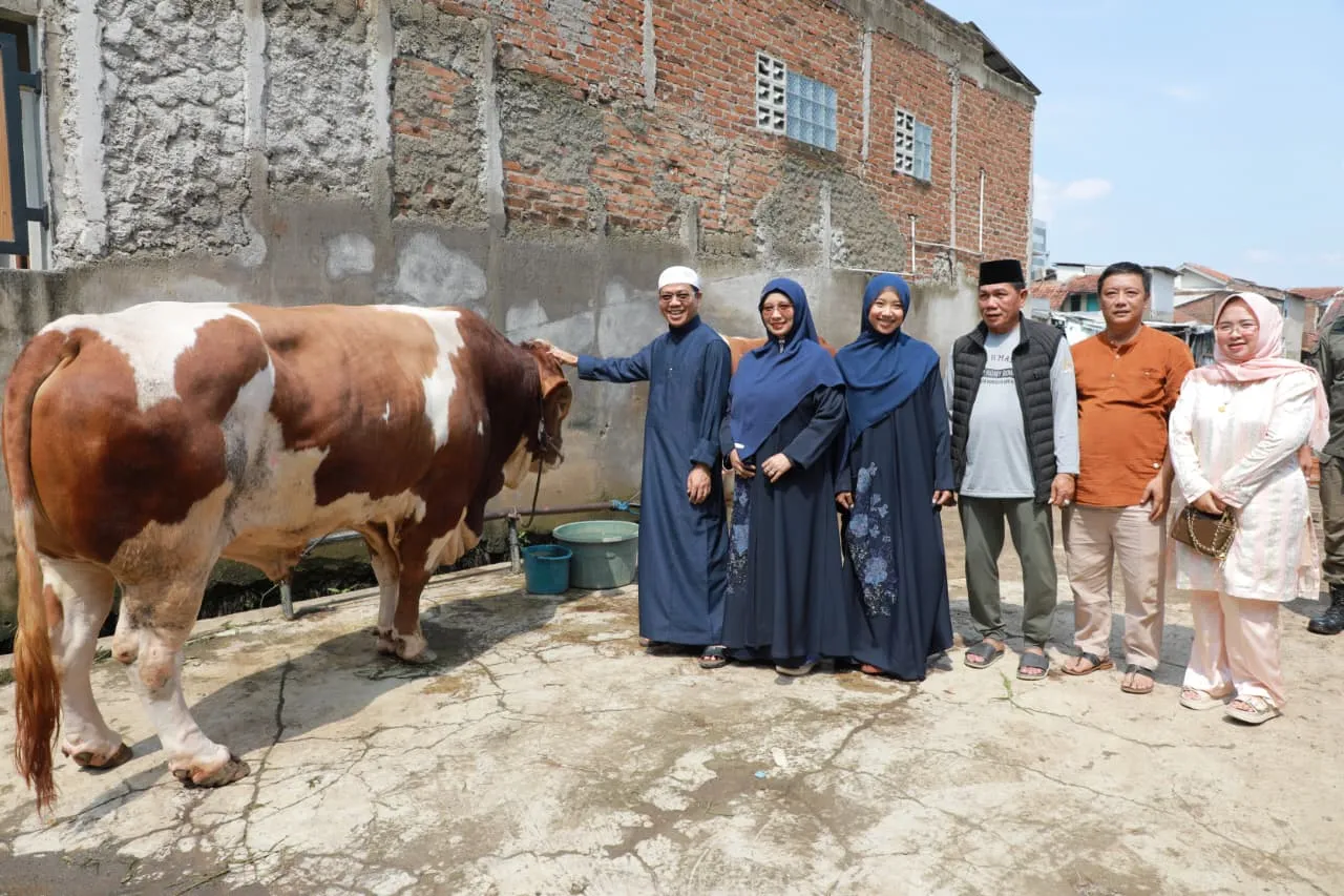 Bupati KDS Bersama Keluarga Potong Hewan Qurban di Kampung Halamannya di Sapan 