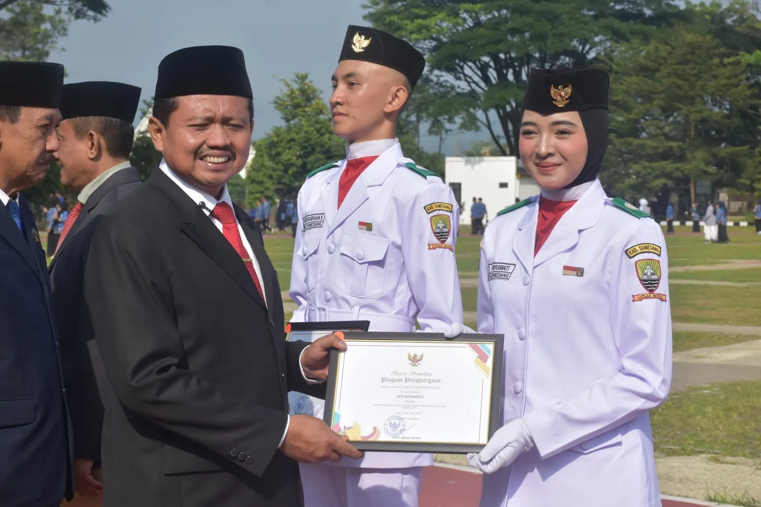 Pembina dan Paskibraka Teladan Diberikan Penghargaan pada Peringatan Hari Lahir Pancasila 