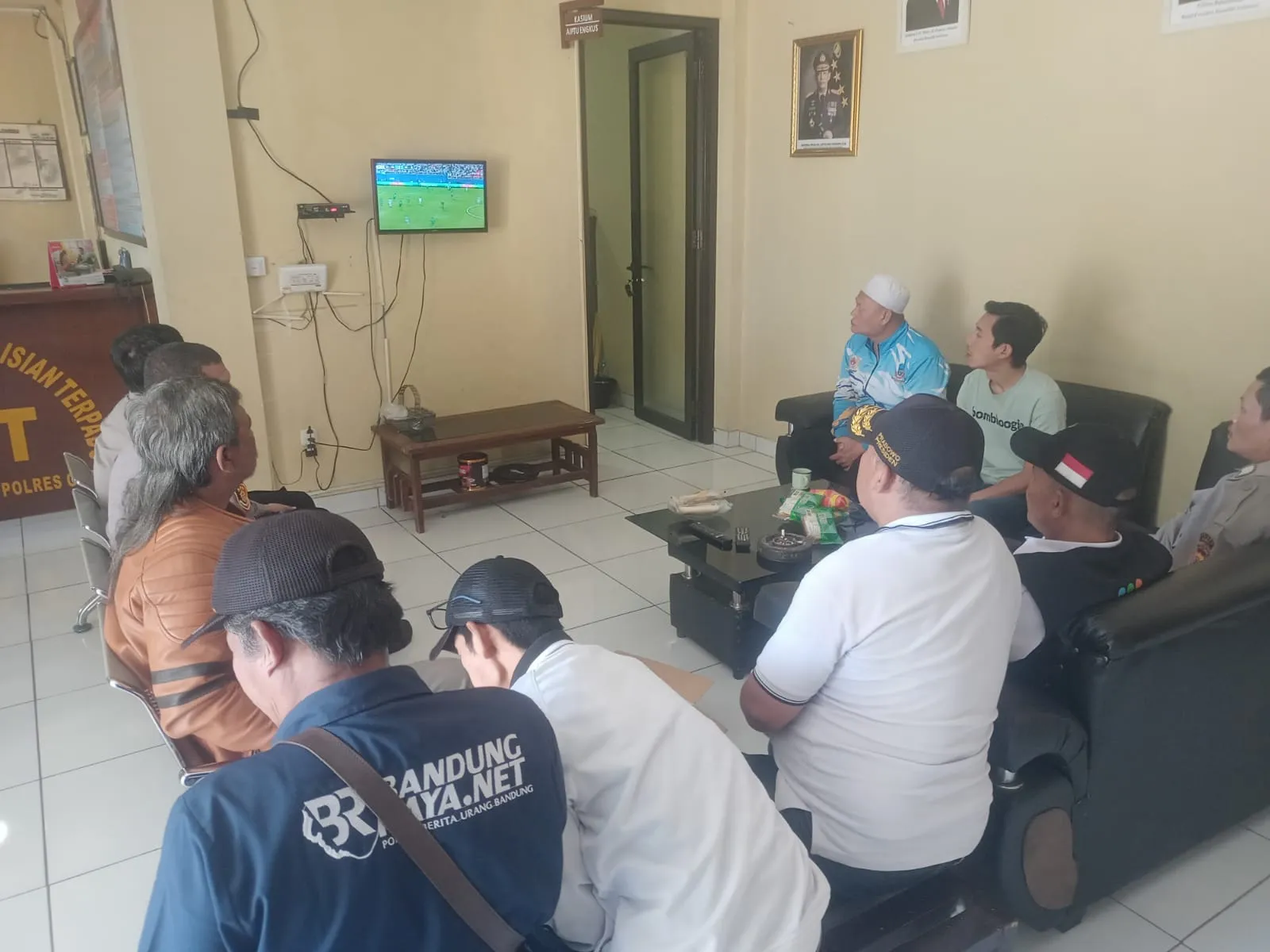 Nobar Piala Dunia Jadi Ajang Silaturahmi dan Pererat Kebersamaan Polsek Karangpawitan dengan Masyarakat