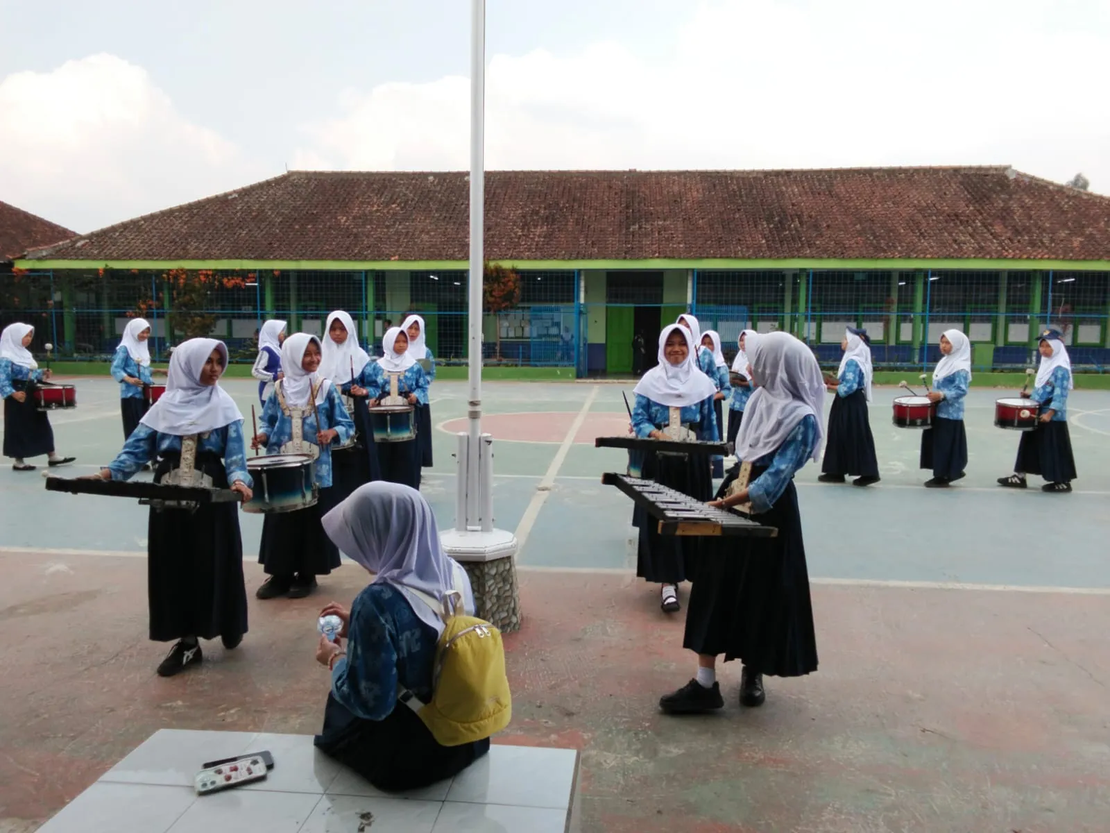 Dikdik Ahmad Sodikin: SMPN 1 Rancabali Bangun Karakter Siswa Melalui Budaya Sunda dan Kolaborasi Antibullying