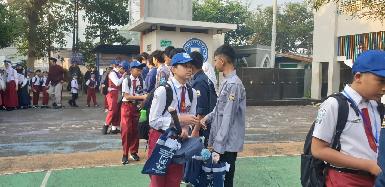 Disambut Bunga dan Al-Qur'an Mini, SMP Prima Cendekia Islami Bangun Kesan Pertama yang Bermakna Lewat MPLS Ramah
