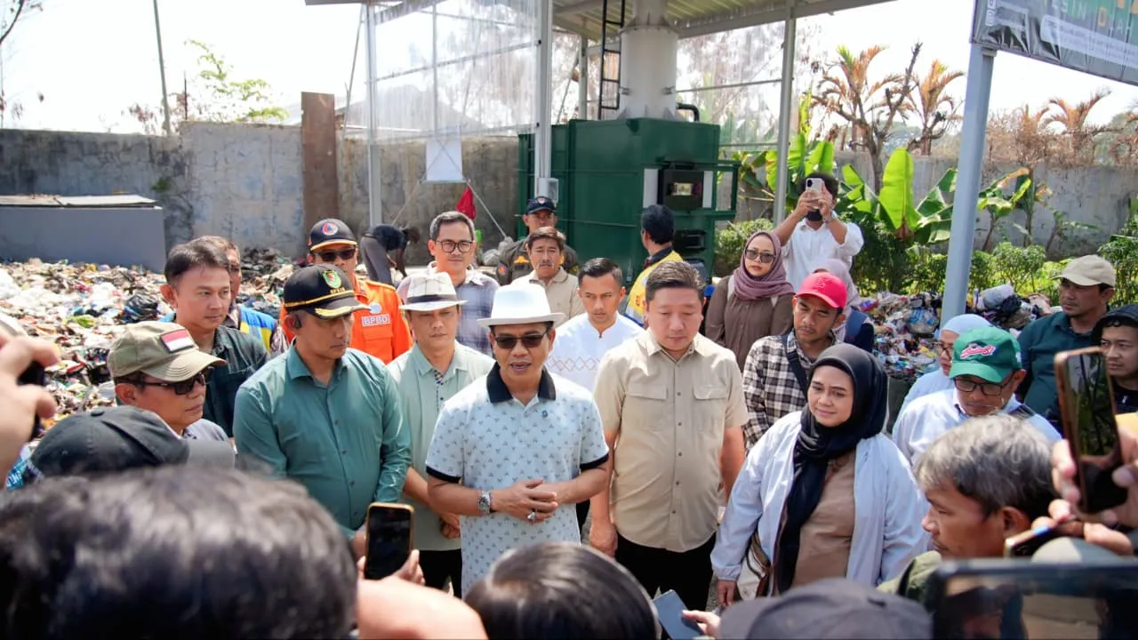 Bertepatan di Hari Kelahirannya ke-55, Bupati KDS Resmikan TPS3R Tegalluar 