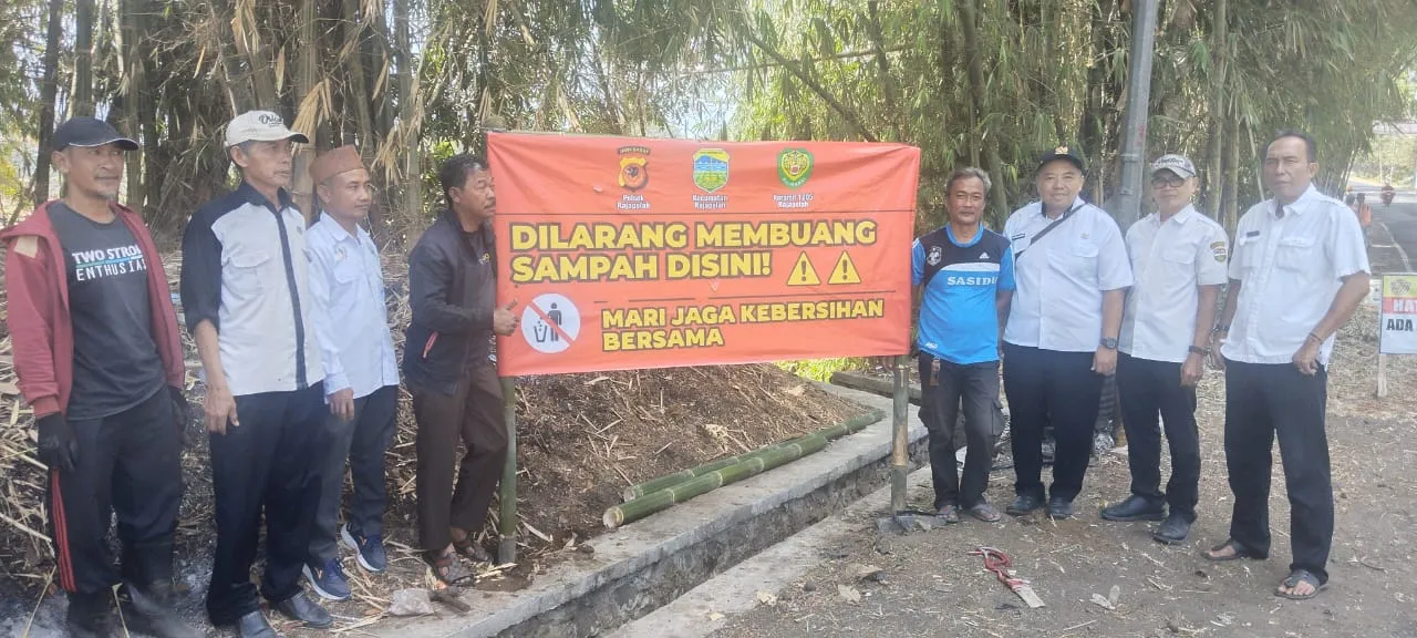 Camat dan Pemdes Tanjungpura Tertibkan Sampah Berserakan di Pinggir Jalan Nasional