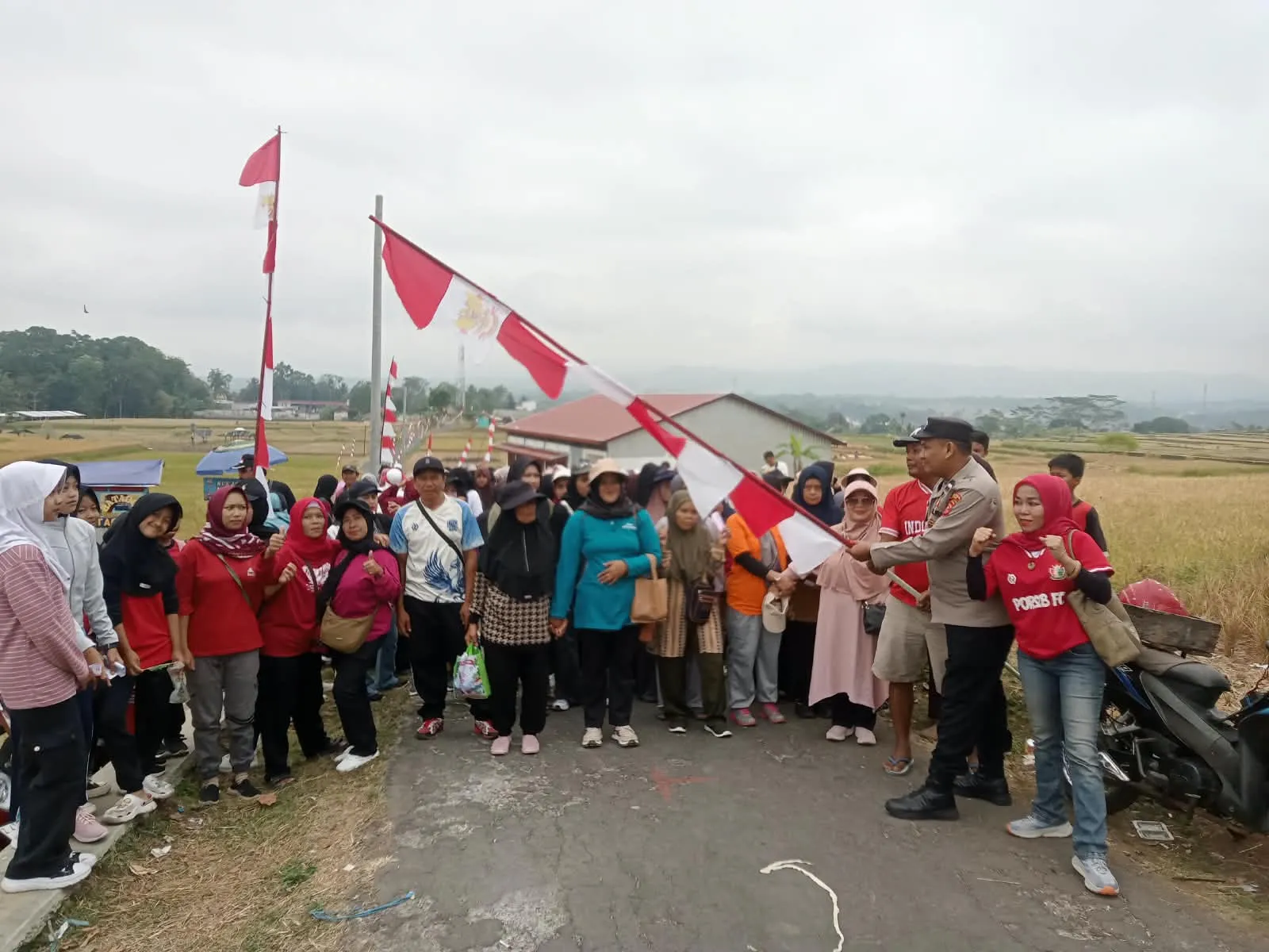 Ratusan Warga Desa Sukasetia Ikuti Jalan Santai dalam Rangka HUT RI ke-81