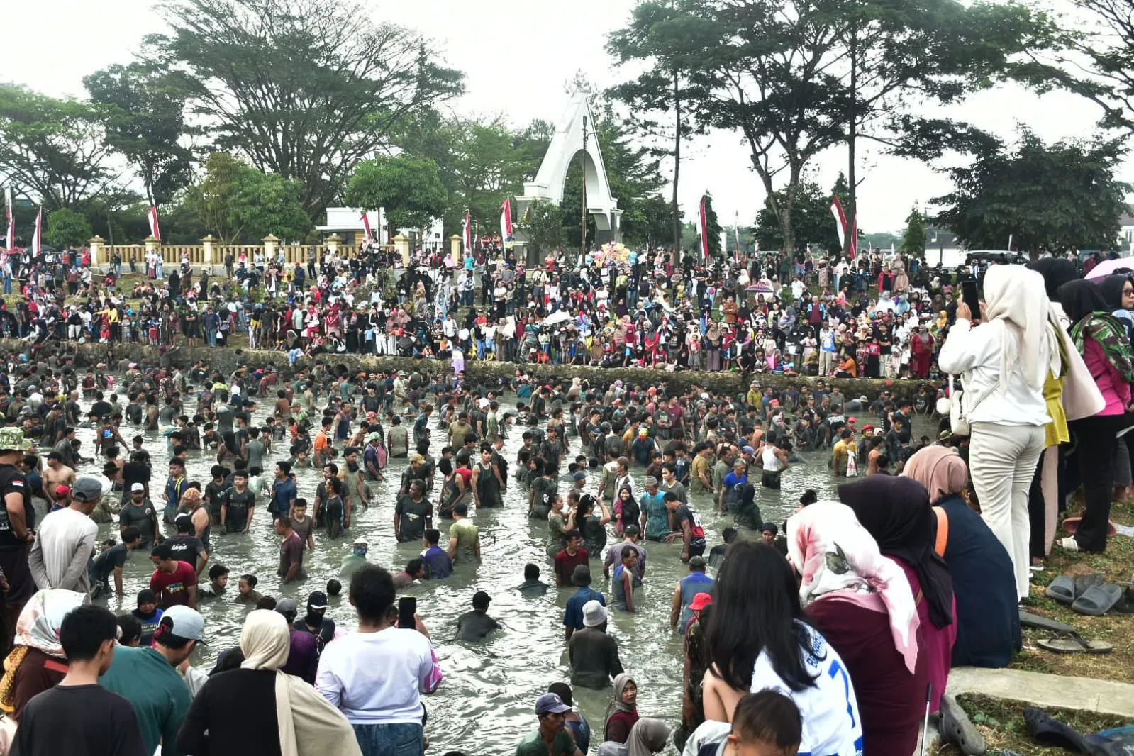 Ngagogo Lauk Meriahkan HUT RI ke-81, Ribuan Warga Serbu Kolam Al Kamil