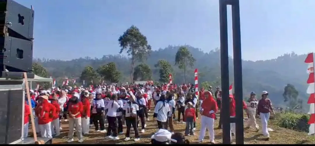 Langkah Bersama, Semangat Merdeka: 1.000 Warga Sukawening Jalan Sehat hingga Puncak Kubang Camping Ground