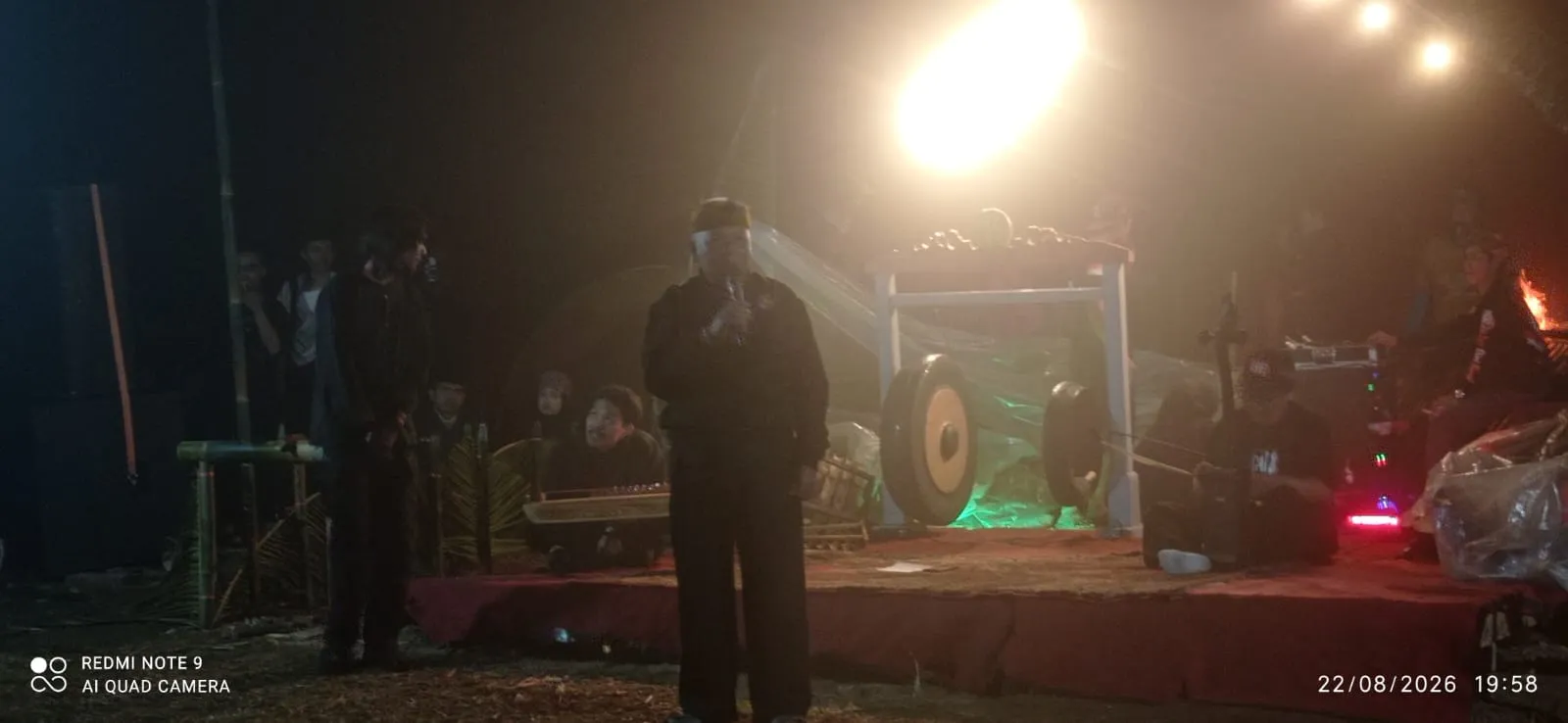 Ribuan Obor Terangi Curug Batu Blek, Semarak HUT ke-81 RI di Santanamekar