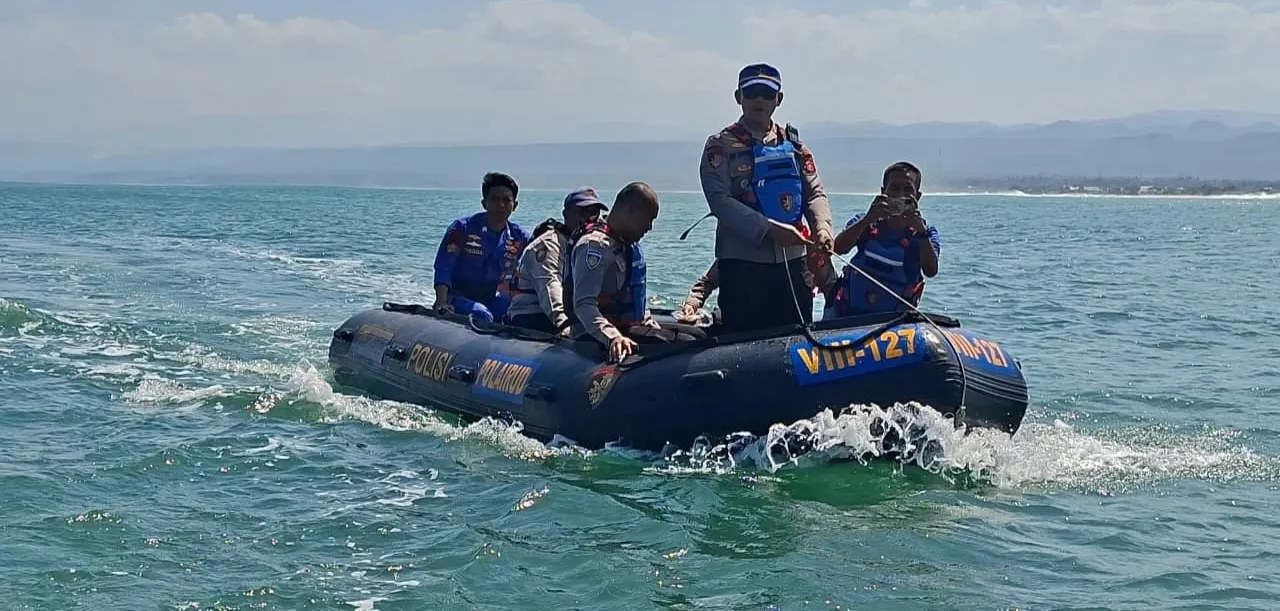 Polisi Laksanakan SAR Wisatawan Tenggelam di Pantai Karangpapak