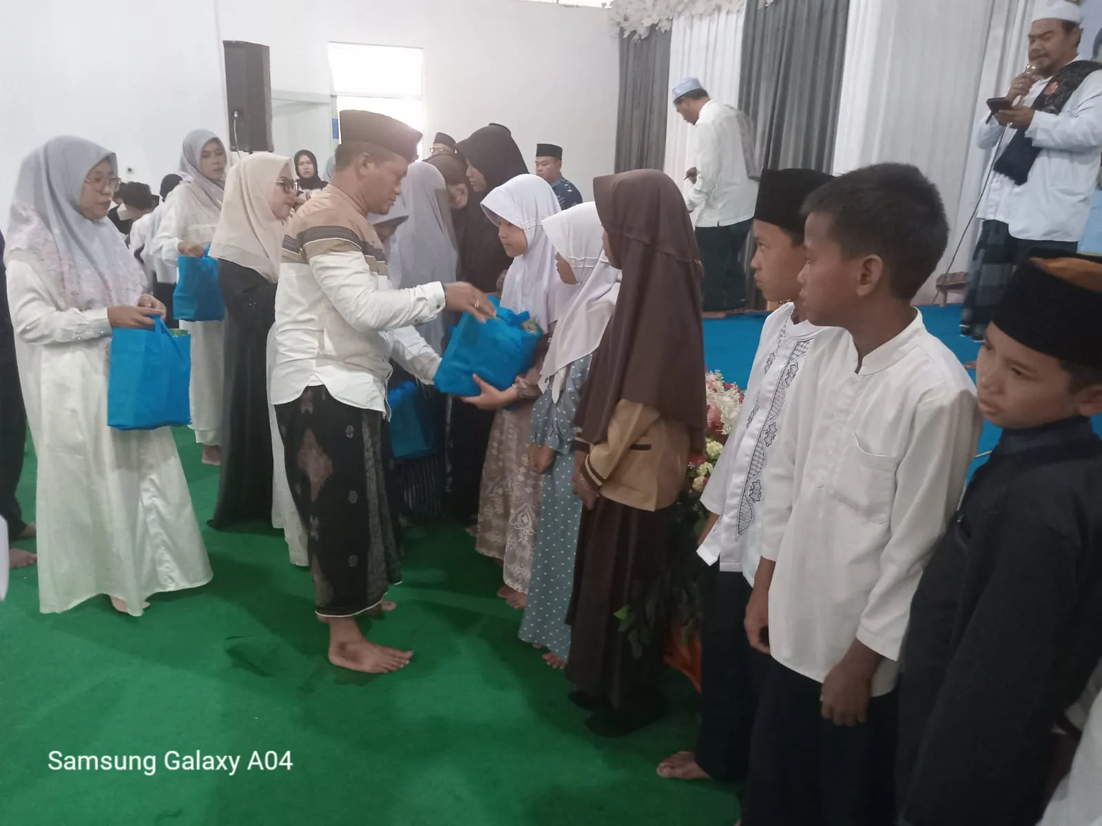Pengajian Rutin dan Sukaraja Bersholawat Digelar di Gedung KDMP, 82 Anak Yatim dan Jompo Terima Santunan