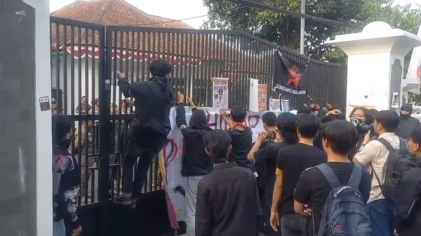 Pintu Gerbang Kantor DPRD Sumedang Ambruk, Demo Mahasiswa dan Aktivis Perempuan