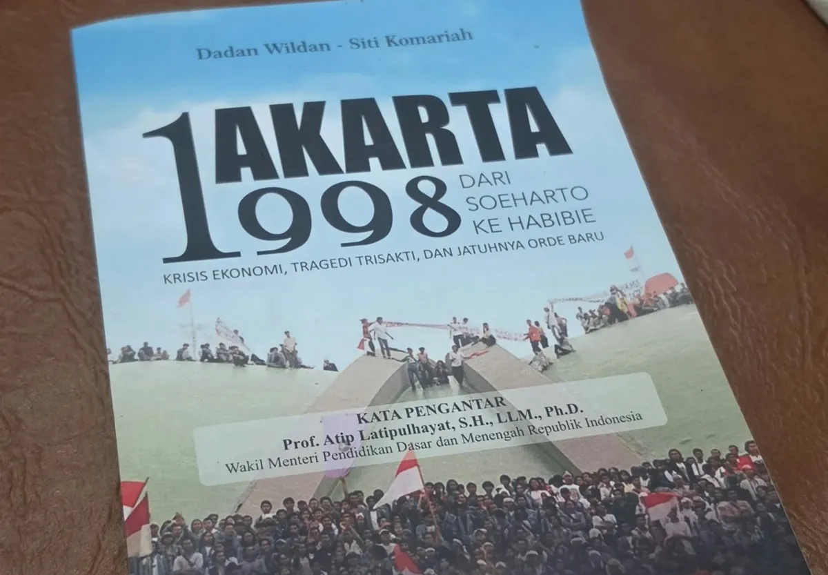 Resensi Buku : "Jakarta 1998 : Dari Soeharto Ke Habibie, Krisis Ekonomi, Tragedi Trisakti, dan Jatuhnya Orde Baru".  Buku Putih 98 Untuk Generasi Z