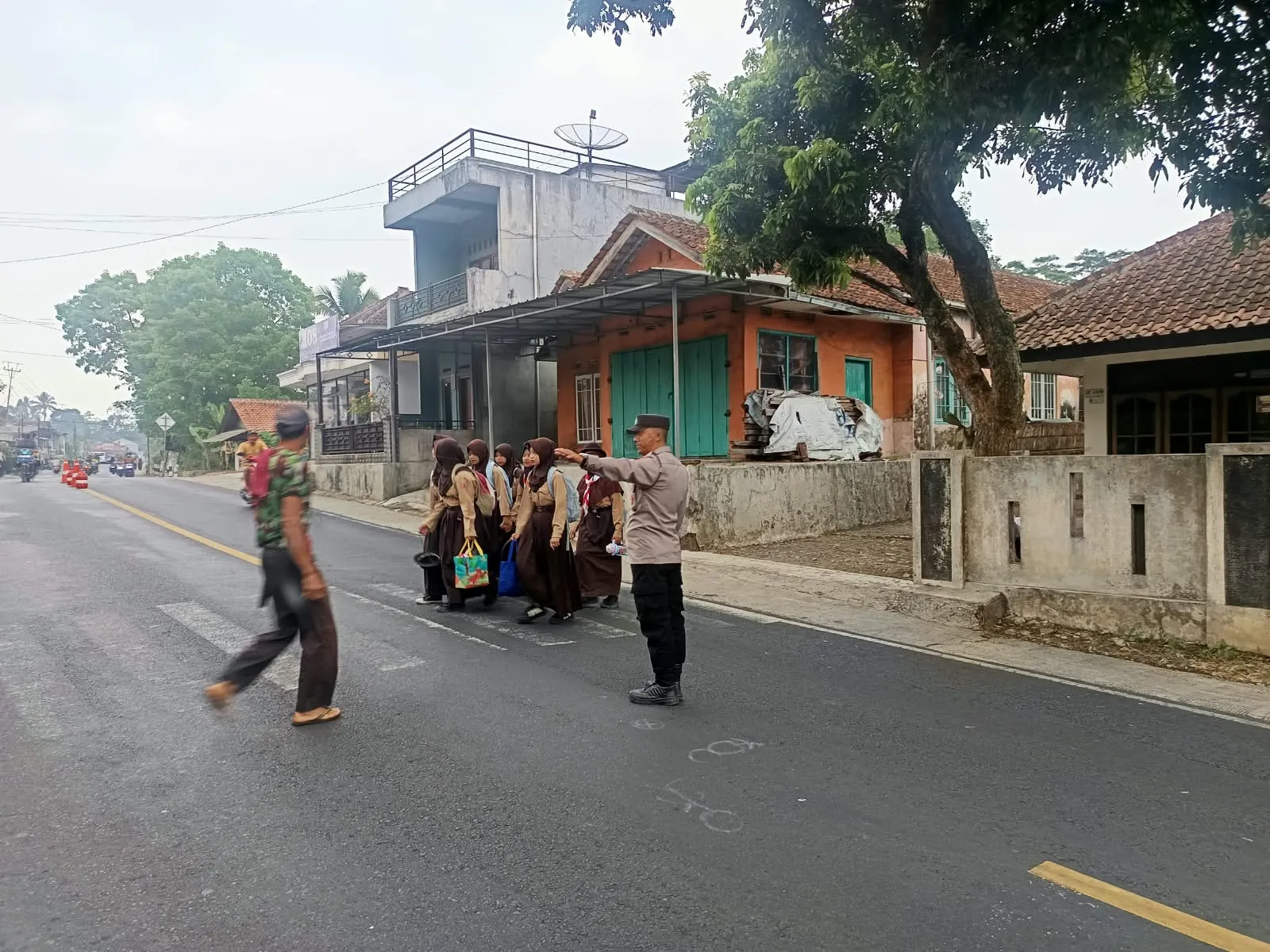 Polsek Cihaurbeuti Gelar Strong Point di Depan SMPN 2, Amankan Penyeberangan Pelajar