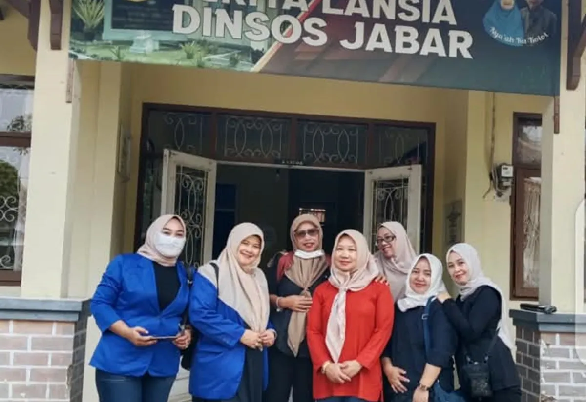 Tiara Kusuma Sambangi Griya Lansia Garut, Lakukan Tebar Kasih Jumat Berkah