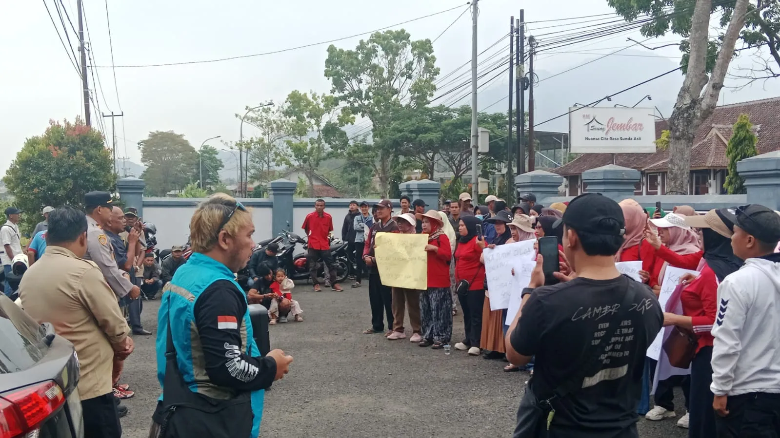 Warga Dusun Ciloa Audiensi ke Kecamatan Cihaurbeuti, Desak Dugaan Pencemaran Sungai Cibaruyan Ditangani