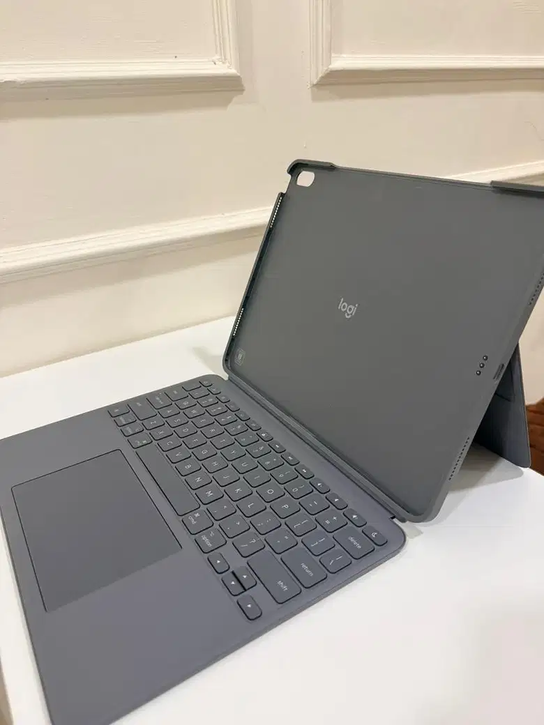 Logitech Combo Touch Keyboard Case iPad Air 13 M3 M4