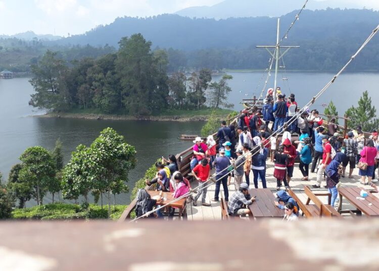 Libur Lebaran, Ribuan Wisatawan Berselfie di Pinisi Glamping Lakeside
