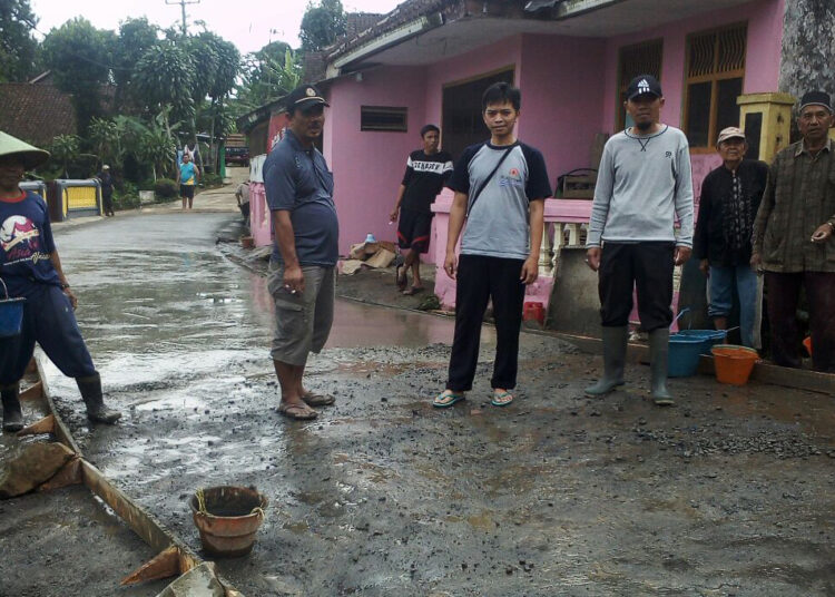 Pembangunan Jalan Menghubungkan Tiga Desa