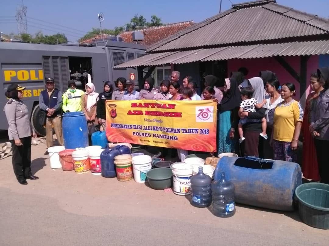 Polwan Bagikan Air Bersih untuk Warga Bunut