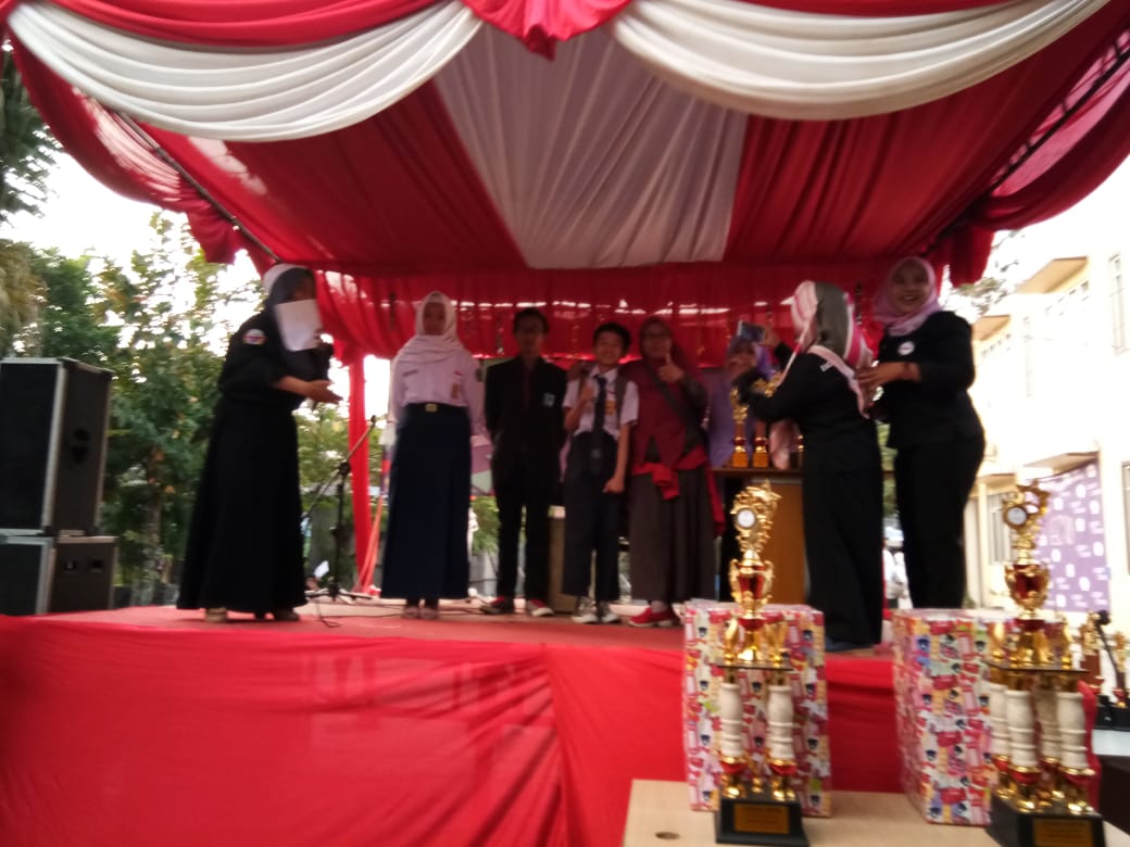 Danny Peringkat Pertama Lomba English Contes UNIBA