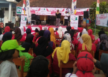 Sambut HUT RI ke 73, KoSPeL Bagikan Perlengkapan Sekolah