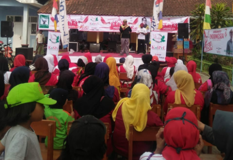 Sambut HUT RI ke 73, KoSPeL Bagikan Perlengkapan Sekolah