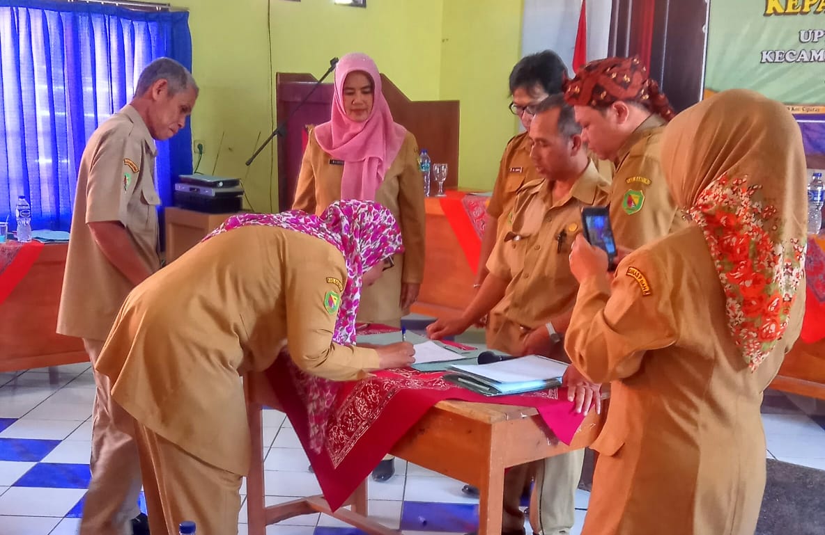 Hj, Evi Sriyanti: Kepsek Harus Bekerja Sesuai Aturan