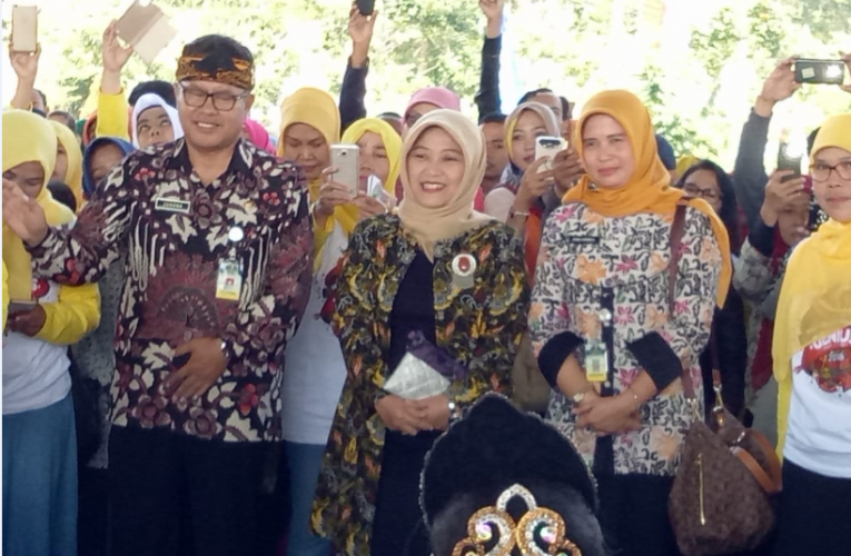Hj. Kurnia Agustina M. Naser ( Bunda Paud ) didampingi Kadisdik H. Juhana dan Kasi Paud Hj. Kinkin Kornelia pada acara Peringatan Hari Anak Nasional 2018 Tingkat Kab. Bandung