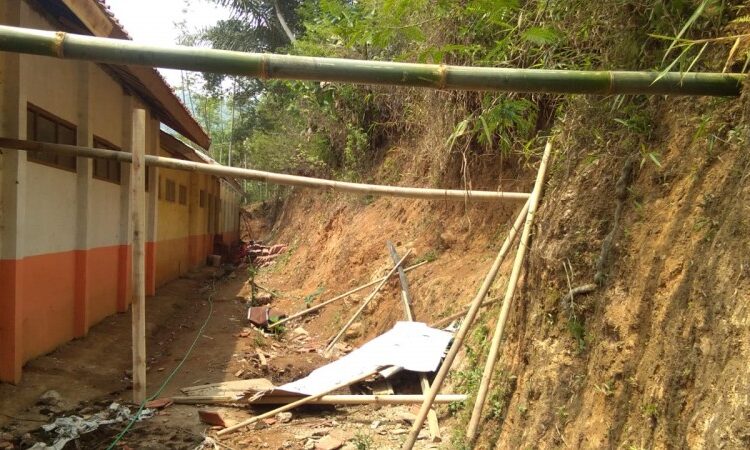 Bangunan SD Cisabuk Alami Pergesaran Tanah