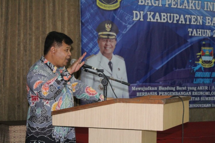 Bupati Serahkan Sertifikat Halal Pada 70 IKM