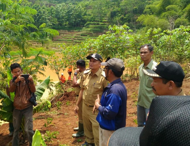 Wakil Bupati Bandung Tinjau Longsor di Desa Wargaluyu