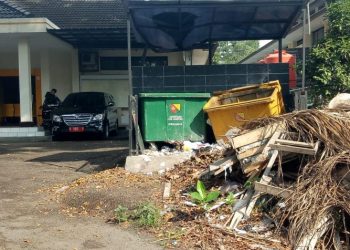 Tumpukan Sampah dan Pohon Tumbang Warnai Area Disnaker