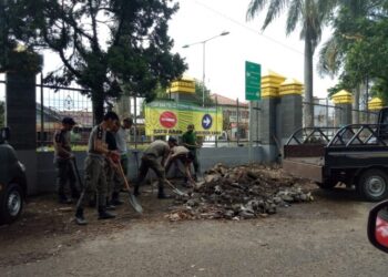 Satpol PP Bersihkan Material Bangunan Bekas