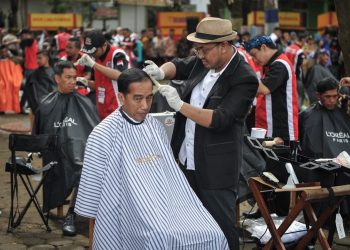 Jokowi Jadi Peserta Acara Cukur Massal di Garut