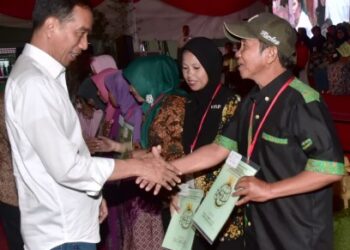 Presiden Jokowi Serahkan 6.000 Sertifikat Tanah